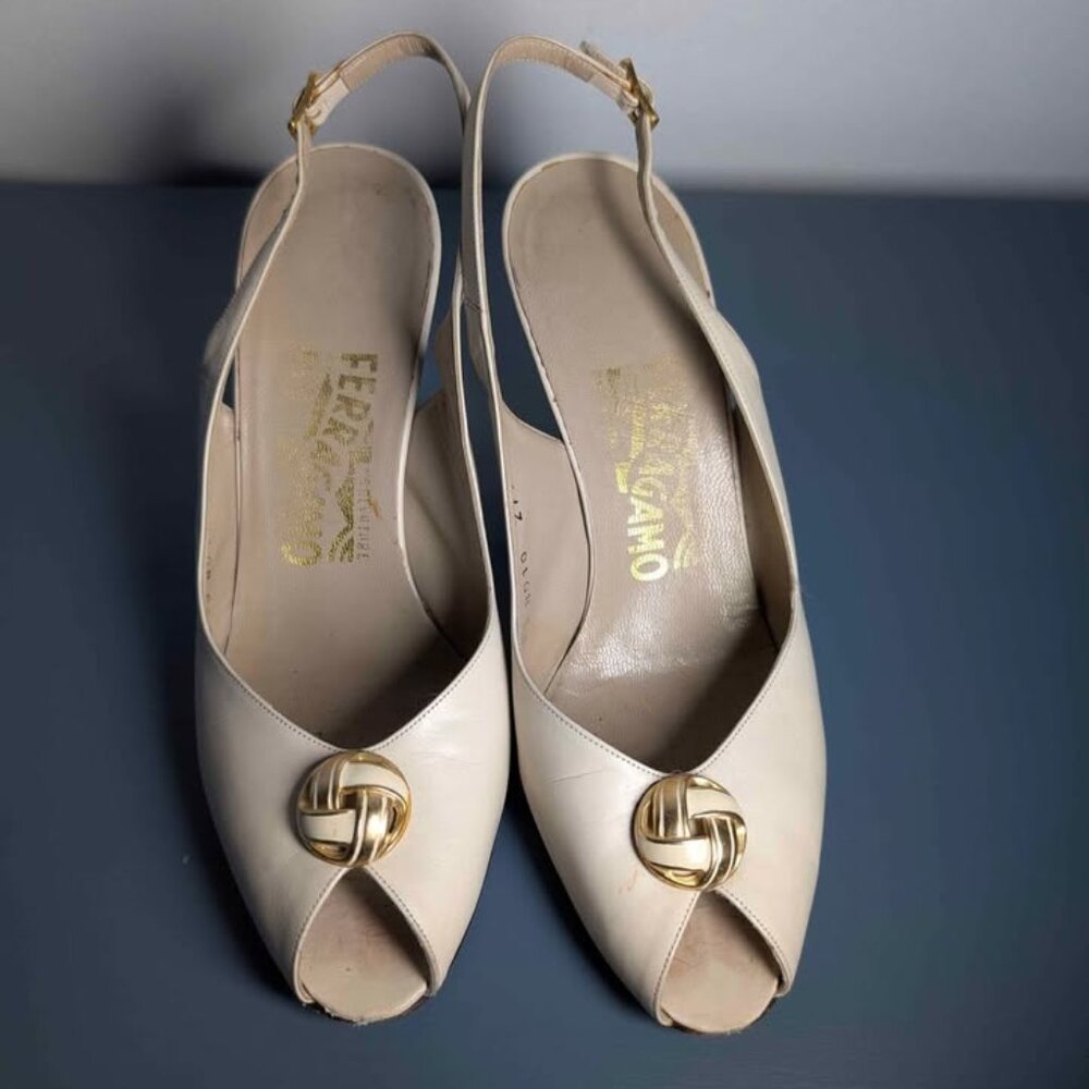 Vintage Salvatore Ferragamo Peep Toe Cream Low Heel Slingback size 7.5